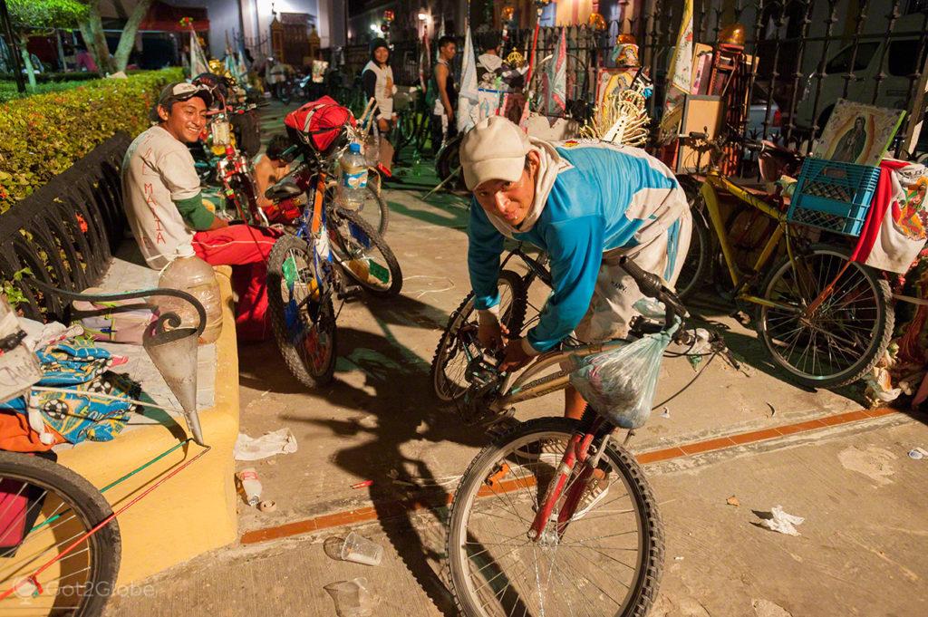 furo, bicicleta, reparacao, jovem, peregrino, nossa senhora, virgem, guadalupe, mexico