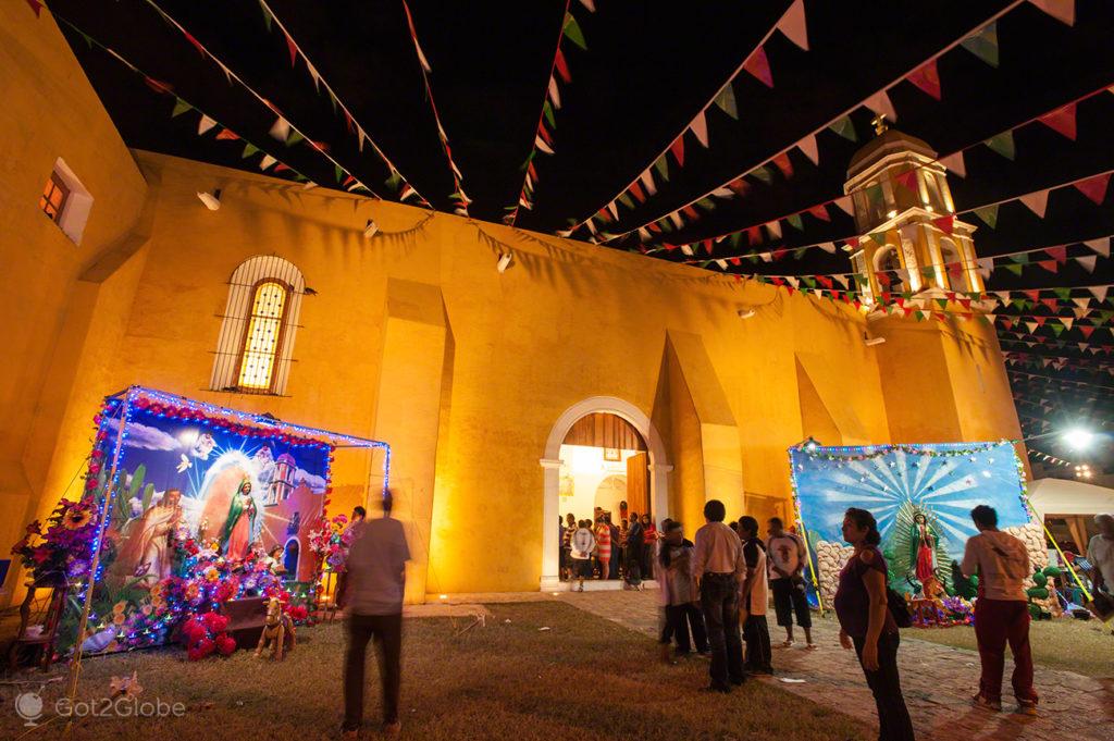 igreja, fachada, iluminada, crentes-fieis, peregrinos, nossa senhora, virgem, guadalupe, mexico