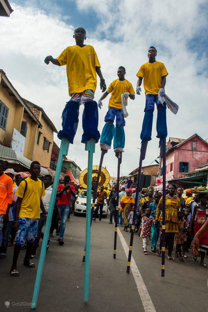 Acrobatas sobre andas, acima da Kotokuraba Rd, festival Fetu Afahye, Acra, Gana