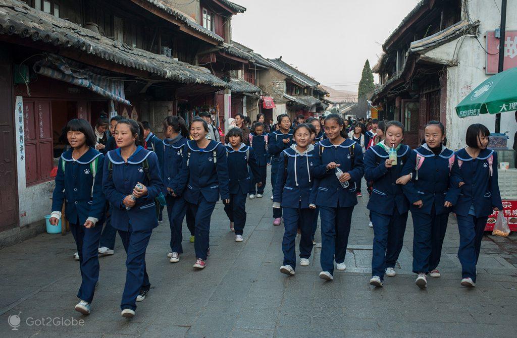 Alunos em uniforme, Dali, Yunnan, China