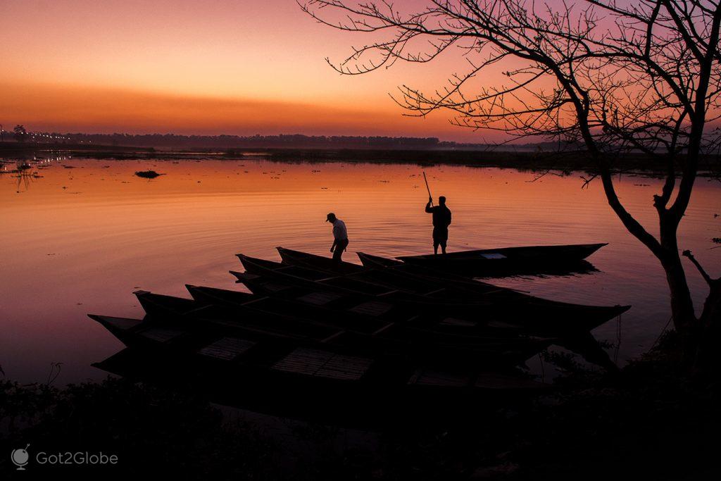 Fim do dia no lago da barragem do rio Teesta, em Gajoldoba, Índia