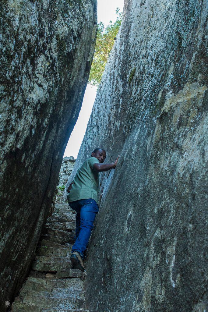 Passagem apertada em Great Zimbabwe, Zimbabwe