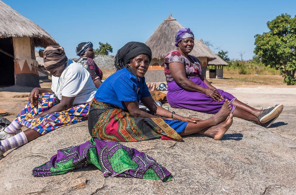 Moradoras da aldeia xona de Great Zimbabwe