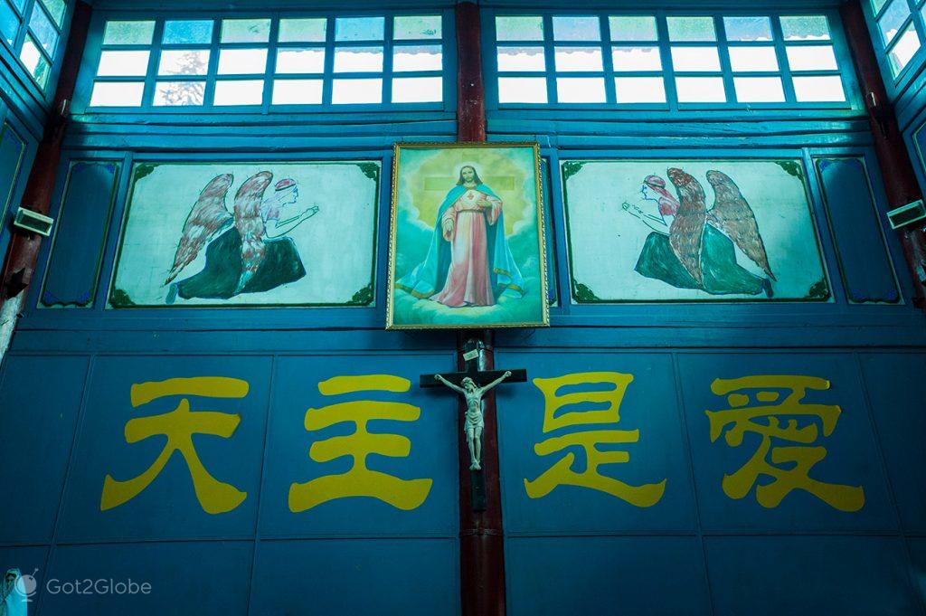 Altar de igreja católica de Dali, Yunnan, China