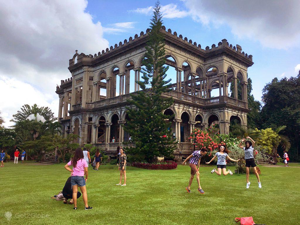 Visitantes nas ruínas de Talisay, ilha de Negros, Filipinas