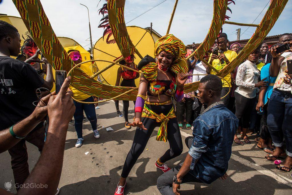 Dança de rua durante o festival Fetu Afahye, Acra, Gana