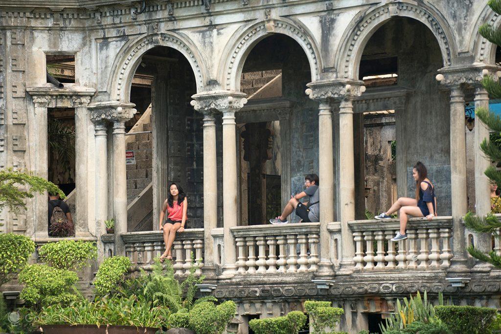 Visitantes sobre um varandim das ruínas de Talisay, City, ilha de Negros, Filipinas