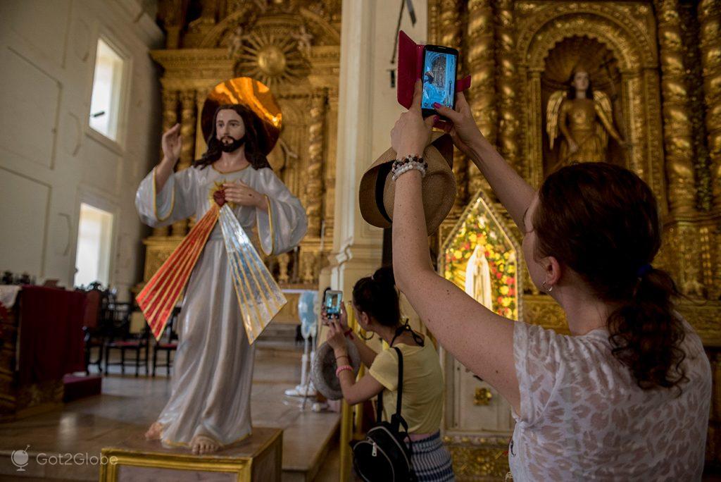 Visitantes da Basílica do Bom Jesus, Velha Goa, Índia