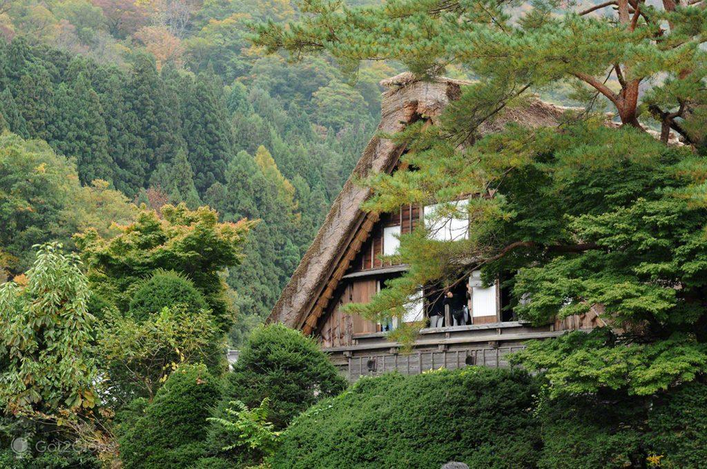 A abrigado, Shirakawa-go, Ogimachi, Japao, Aldeia das Casas em Gassho