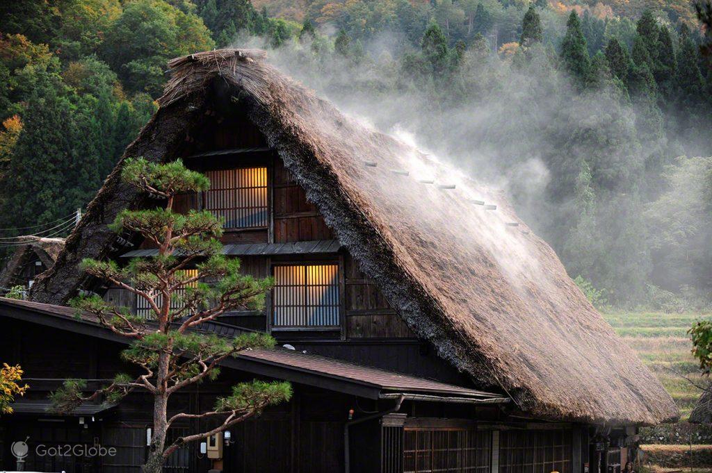 Fogo Controlado, Shirakawa-go, Ogimachi, Japao, Aldeia das Casas em Gassho