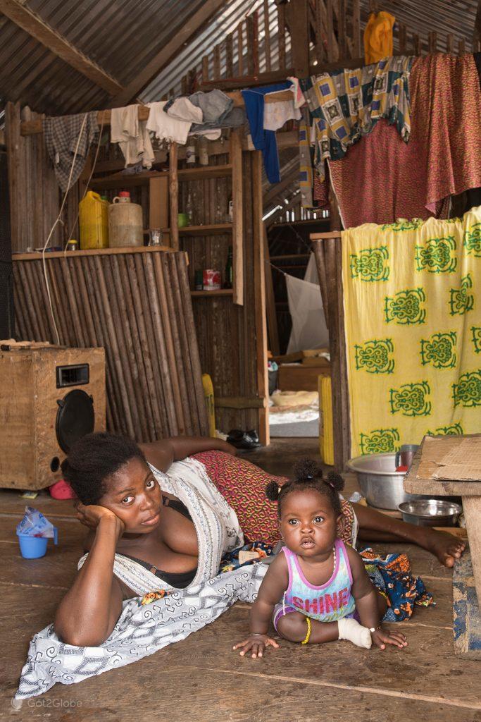 Mãe e filha repousam na sua palafita de Nzulezu, Gana