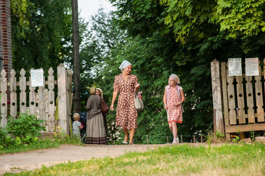 Fiéis ortodoxas a caminho de missa, Rostov, Rússia