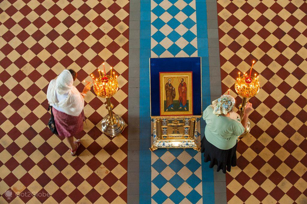 Fiéis ortodoxas no interior igrejas do Mosteiro de Santo Jacob o Salvador, Rostov, Rússia