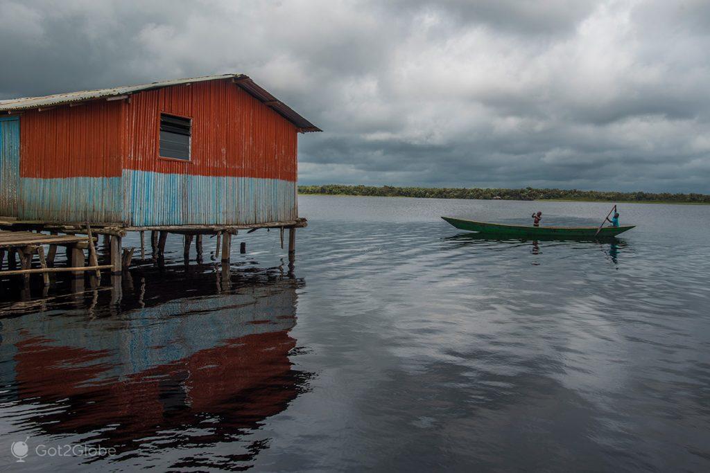 Canoa em Nzulezu, Gana