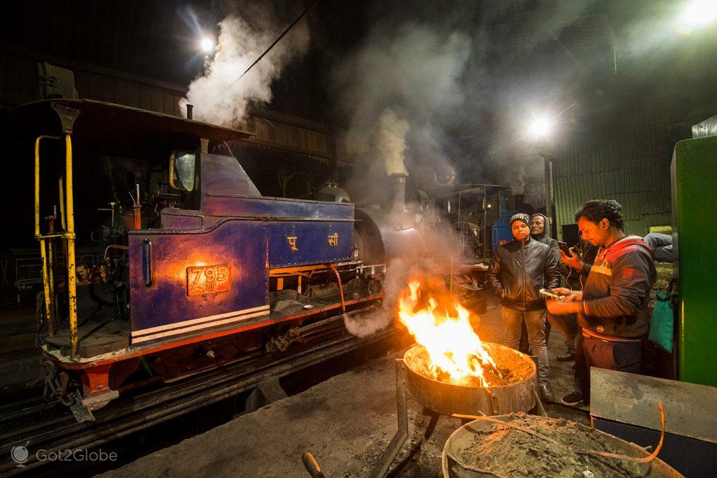 Trabalhadores do Darjeeling Himalayan Railway, em Darjeeling, Bengala Ocidental, Índia