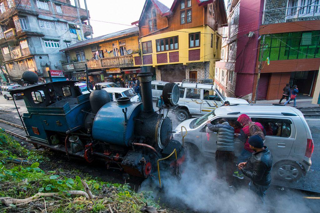 Colisão de carro com Toy Train, Darjeeling, Bengala Ocidental, Índia