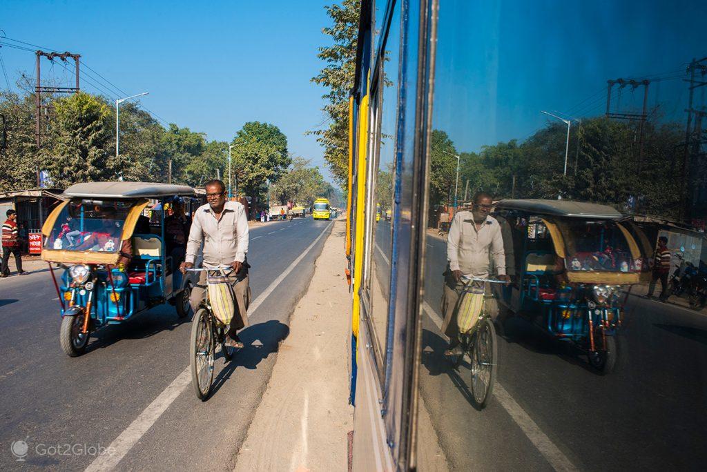 Reflexo de uma estrada no Toy Train, Siliguri, Bengala Ocidental, Índia