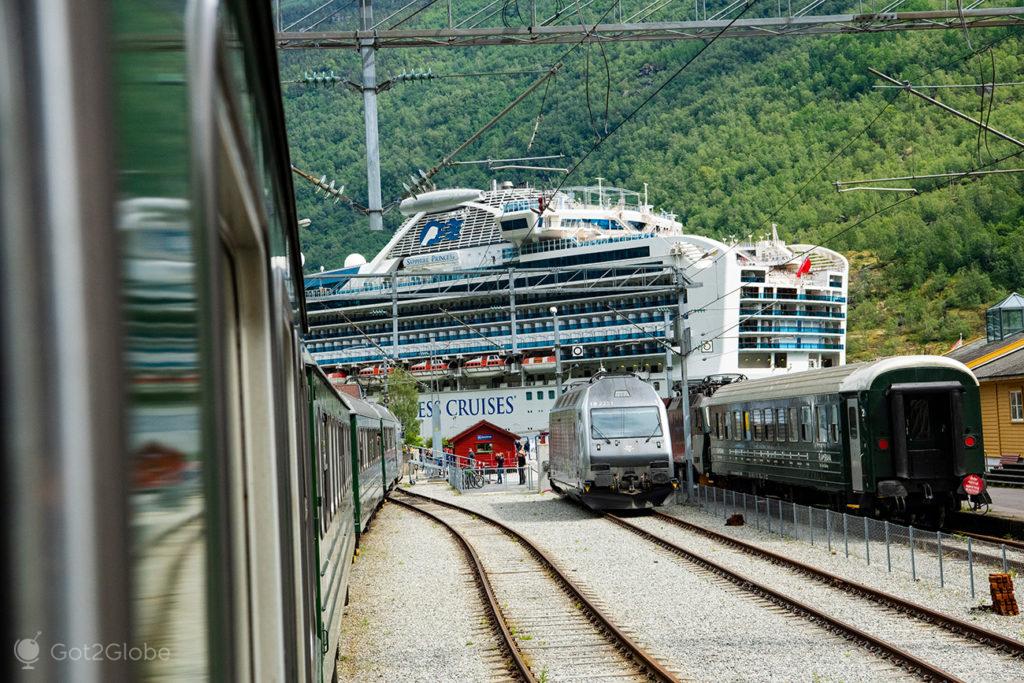 Linha do Flam Railway chega a Flam, Noruega