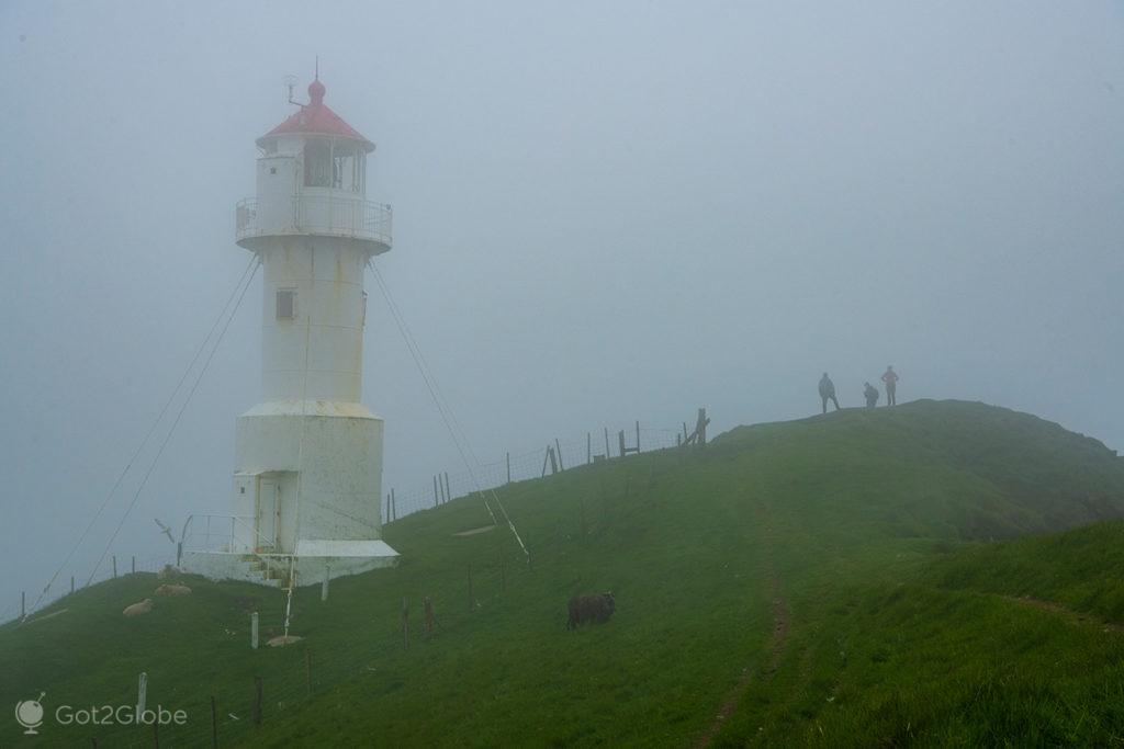 Vultos na névoa, junto ao farol de Mykinesholmur, Ilhas Faroé.