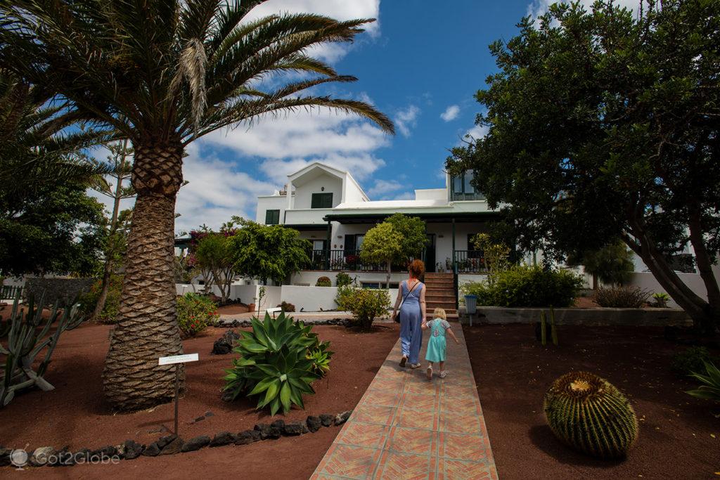 Visitantes no jardim da casa de Saramago e Pilar em Lanzarote, Canárias