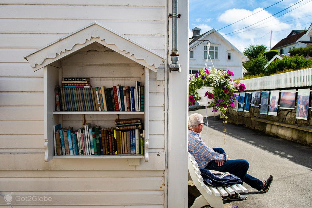 Visitante de Sokndalstrand descansa na Strandgaten, Rogaland, Noruega