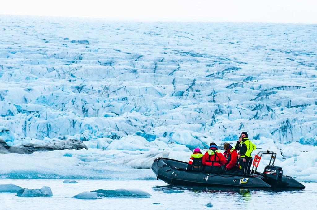 Zodiac com passageiros, glaciar Vatnajökull, Islândia