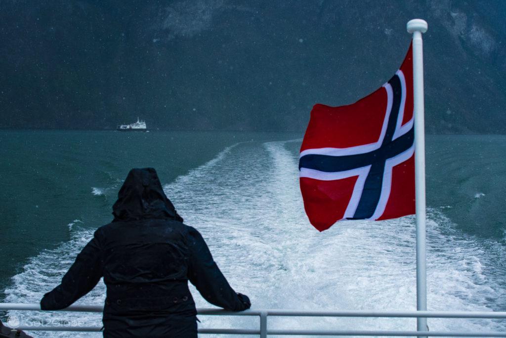 Passageira agasalhada-ferry M:S Viking Tor, Aurlandfjord, Noruega