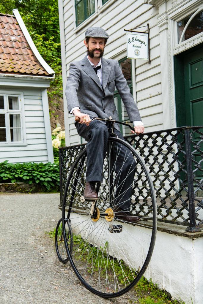 Figurante sobre bicicleta antiga, Gamle Bergen, Noruega