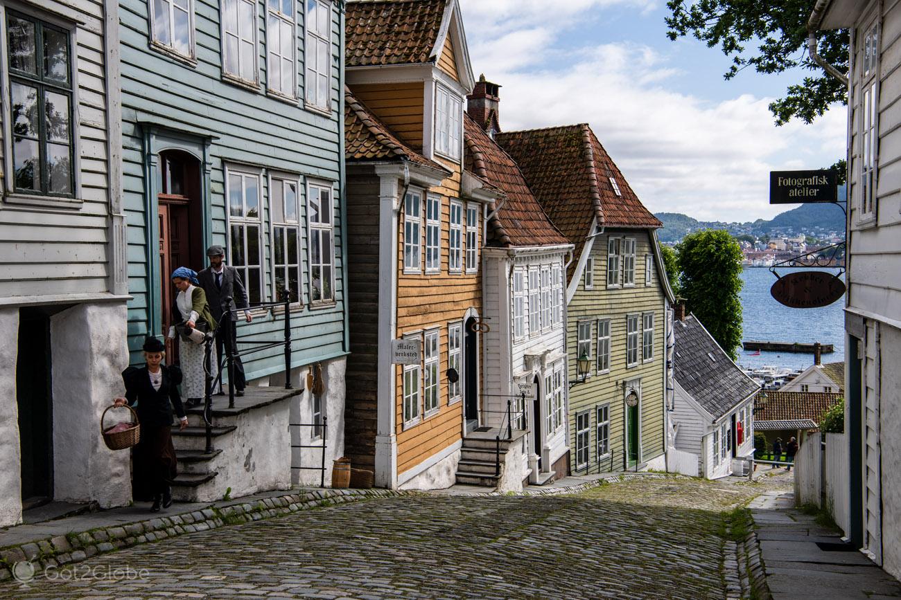 https://www.got2globe.com/wp-content/uploads/2020/03/Figurantes-Gamle-Bergen-Noruega.jpg