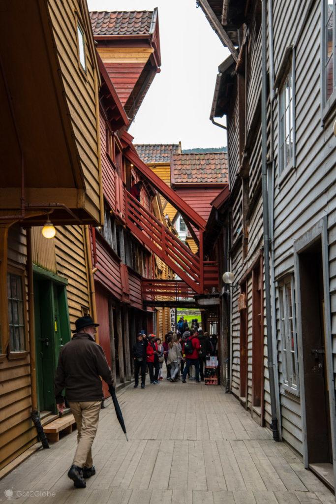 Transeuntes, Bryggen, Bergen, Noruega