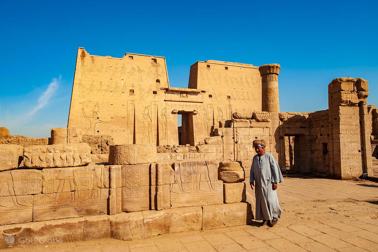 Egipto Ptolomaico, Edfu a Kom Ombo, Nilo acima, guardião no templo de Edfu