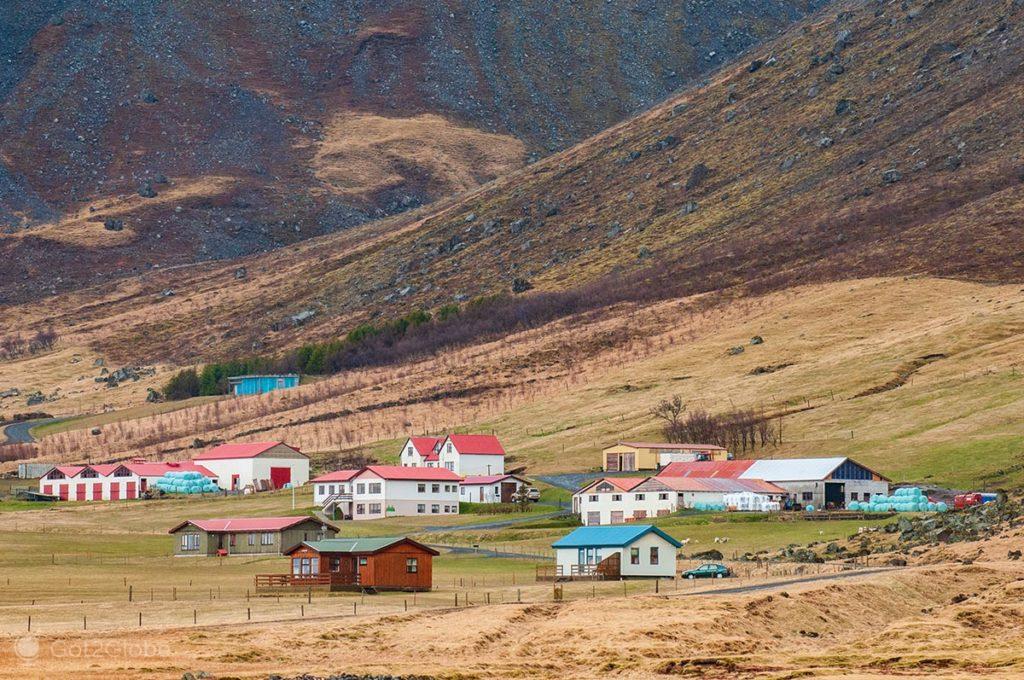 Casas junto a uma vertente da costa sul da Ilha