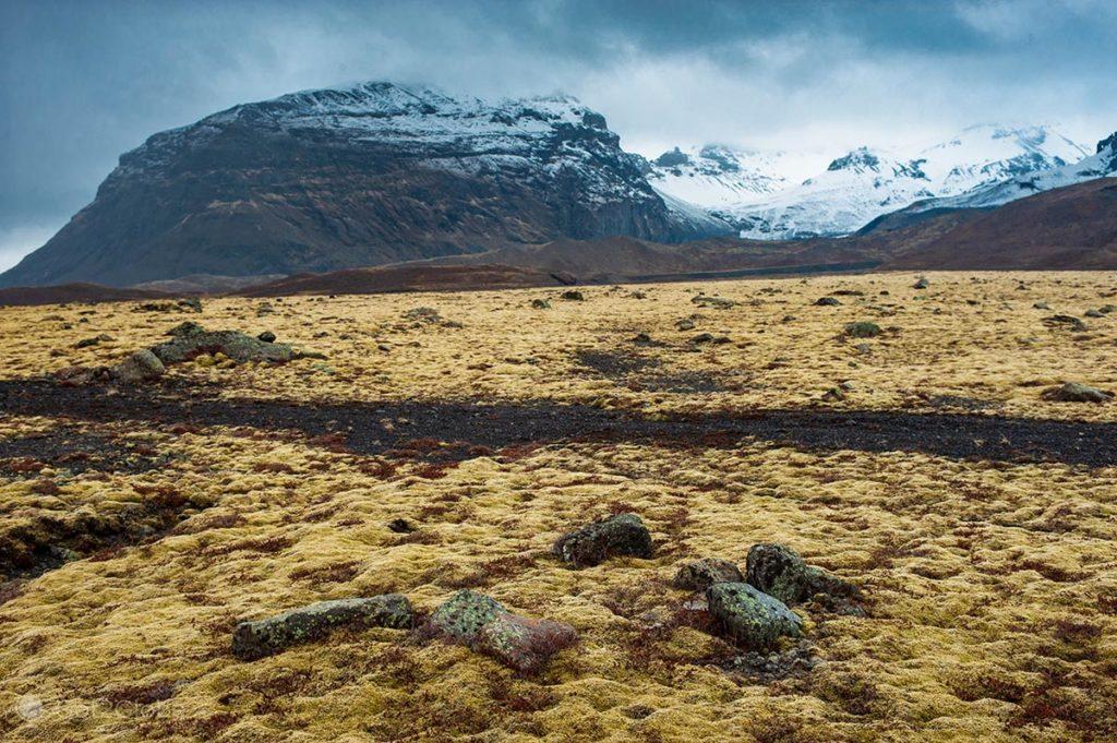 Monte nevado e vulcânico nas imediações de Eldhraum.