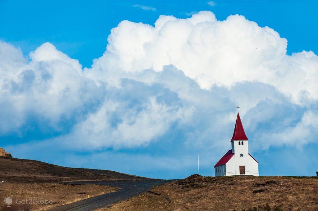 Igreja de Vik, com frente de nuvens em fundo