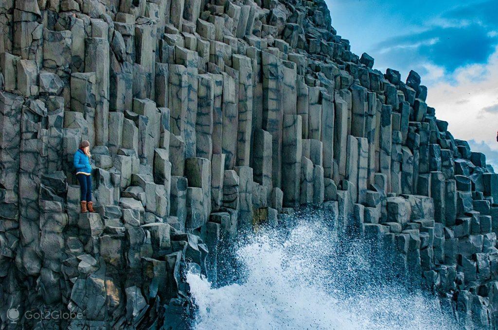 Visitante arrisca a vida no cimo das colunas de basalto de Reynisfjara.