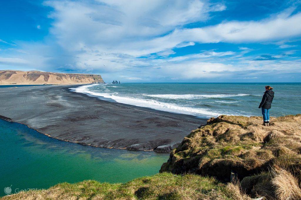 Lagoa retida pelo areal imenso de Reynisfjara