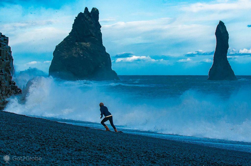 Visitante desafia as ondas poderosas e imprevisíveis da praia de Reynisfjara