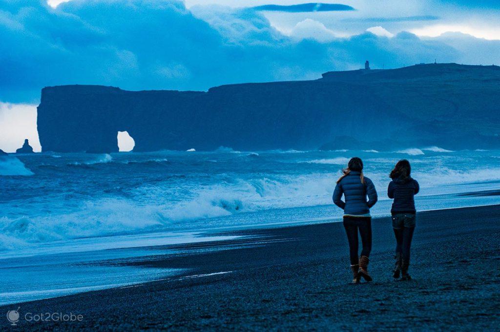 Amigas passeiam ao longo do areal de Reynisfjara