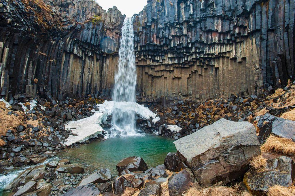 A cascata de Svartifoss com as suas colunas de basalto peculiares.