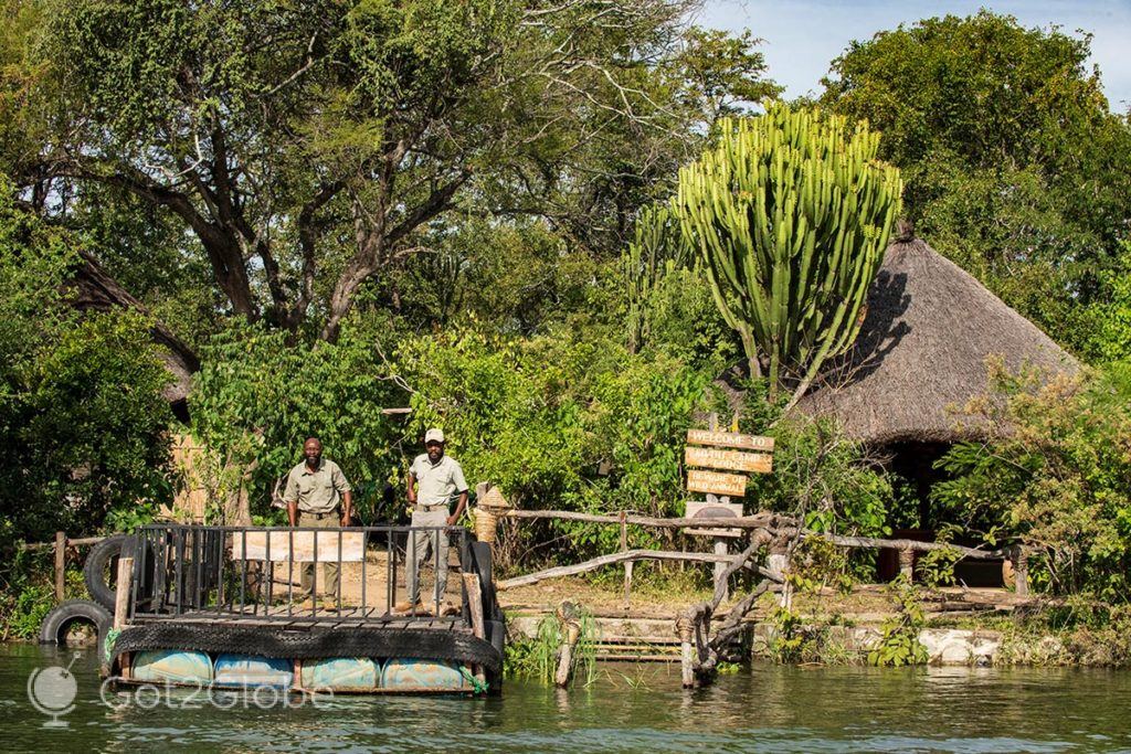 Guias esperam uma embarcação na pequena doca do Mvuu Lodge