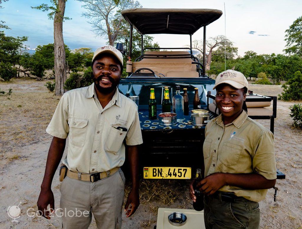 Guias do Mvuu Lodge, PN Liwonde, durante um sundowner