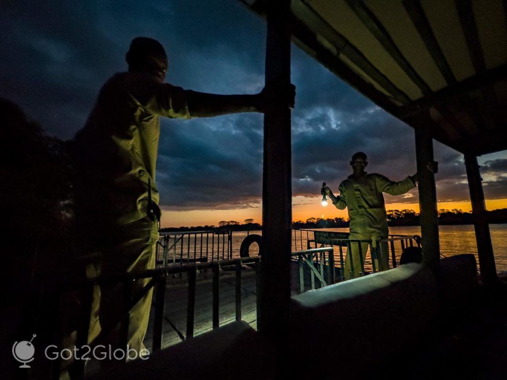 Funcionários do Mvuu Lodge, na doca à beira do rio Chire