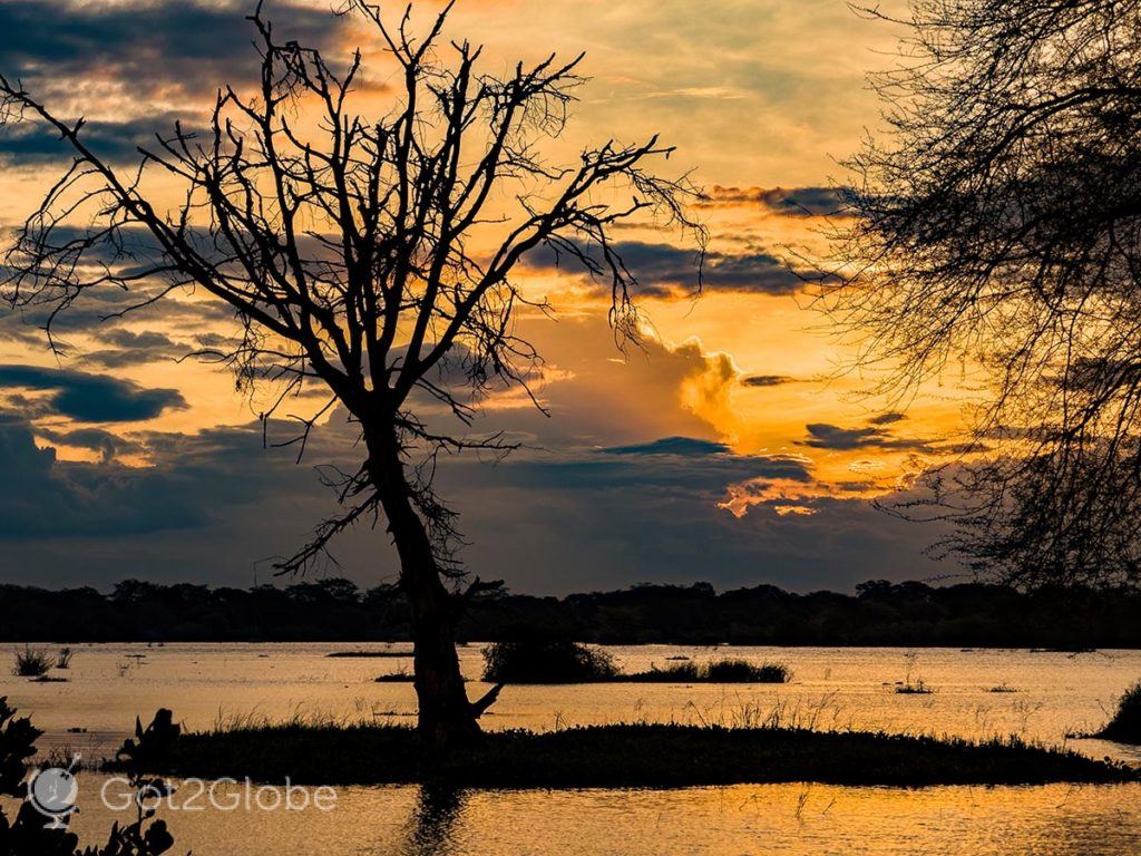 Ocaso sobre o rio Chire e o PN Liwonde.