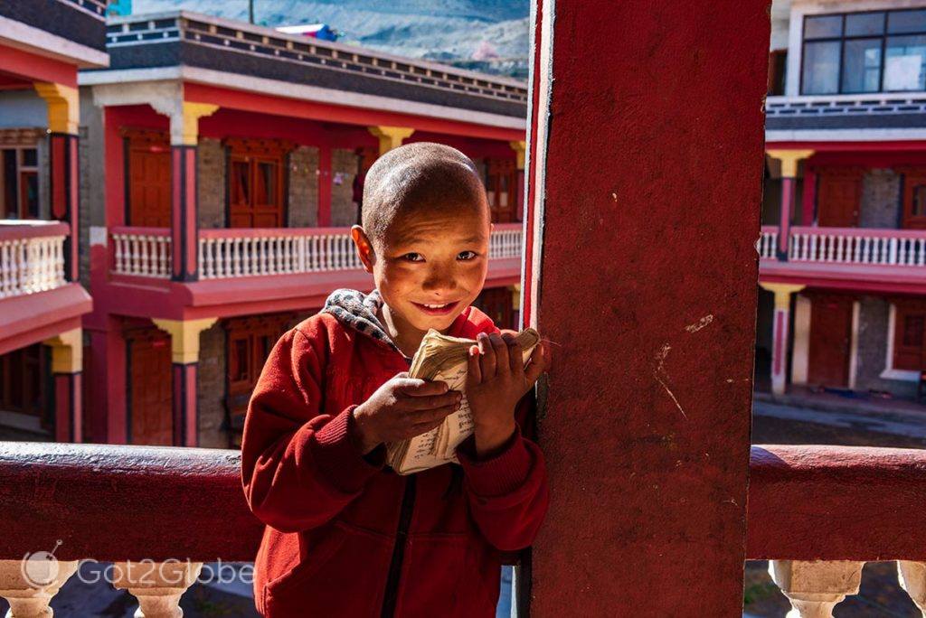 Jovem aluno lê sob o sol da região do Mustang, Nepal