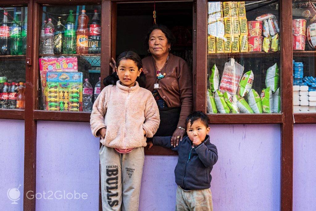 Mãe e filhos na loja de Kagbeni da família, Mustang