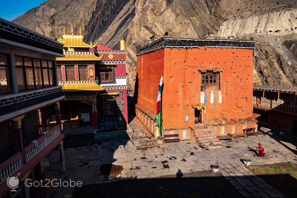 A gompa Kag Chode Thupten Samphel Ling na na base das montanhas que envolvem Kagbeni, Circuito Annapurna.