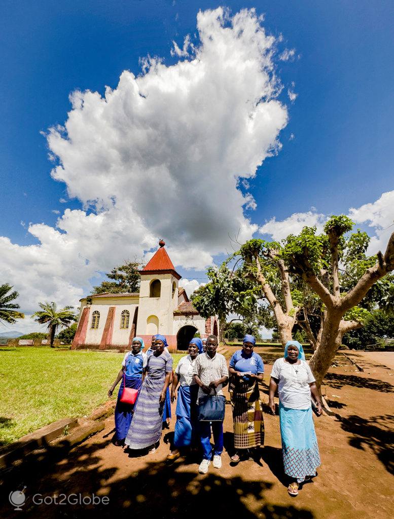 Grupo de peregrinos deixam a capela de Gurué