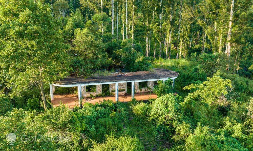 Ruínas da Casa dos Noivos, abandonada numa encosta dos Montes Namuli