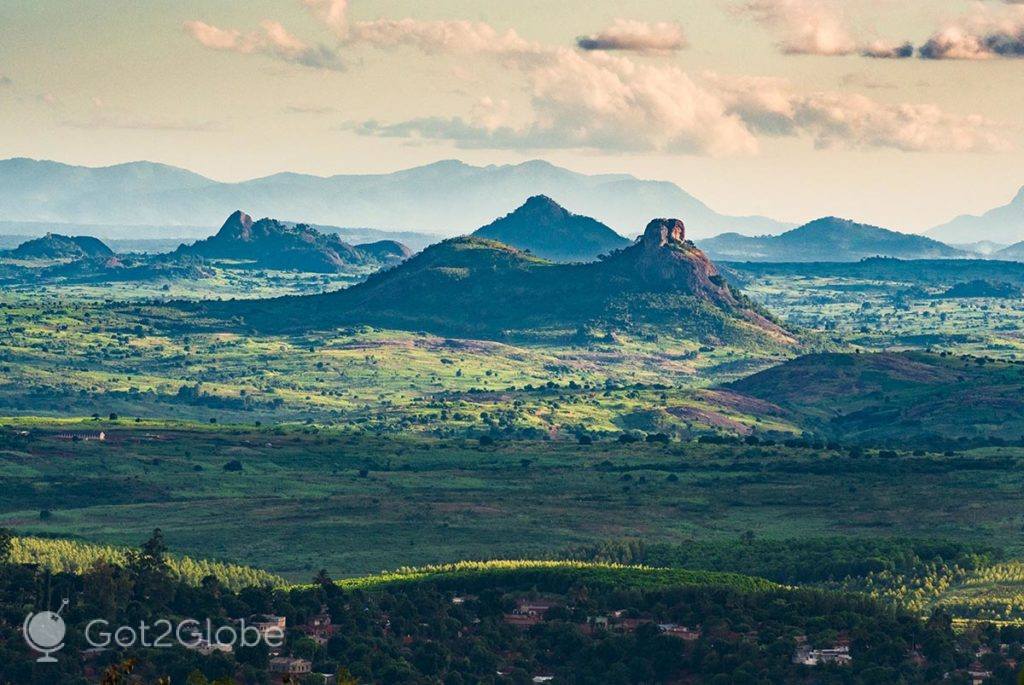 Vista do relevo da Zambézia, visto duma encosta dos Montes Namuli