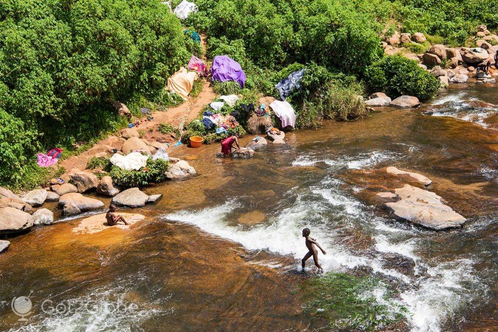 Lavadeiras e crianças no rio Namuli, orla de Gurué